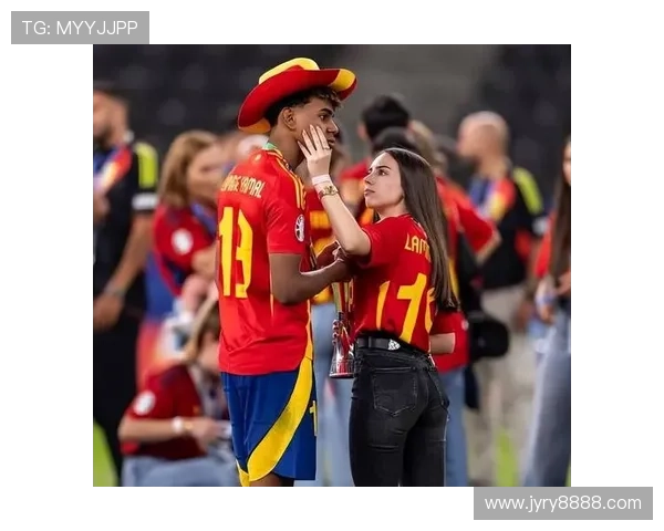 前女友与亚马尔分手后被拍到与知名博主共度派对时光